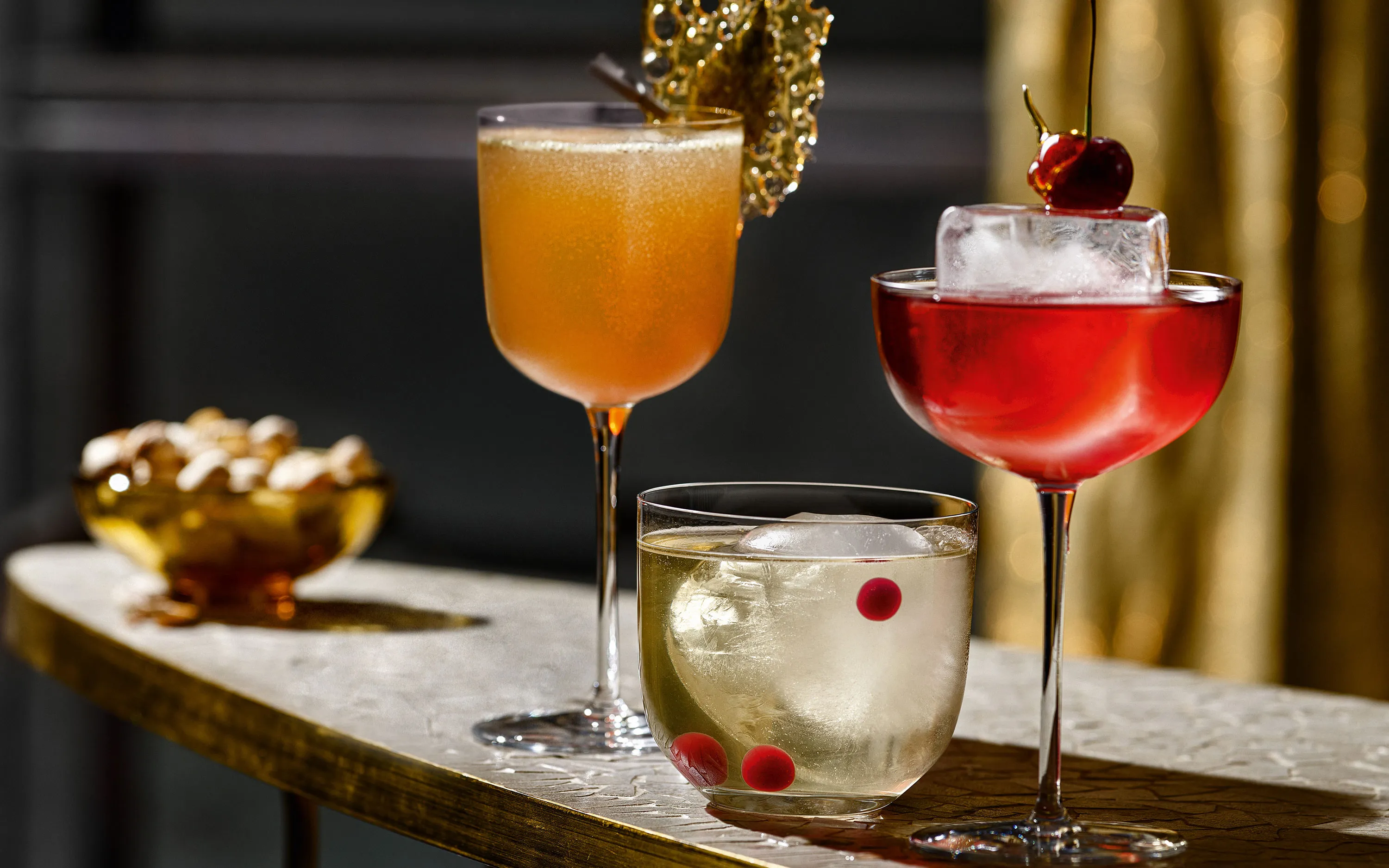 gläser auf einem tisch