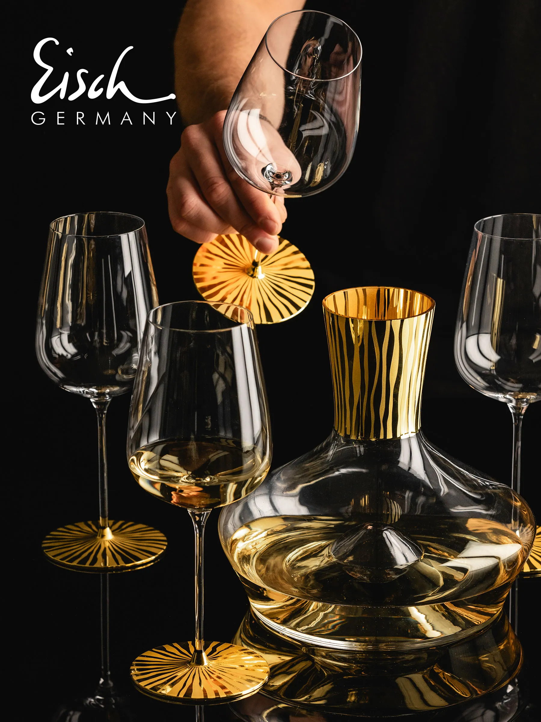 Gläser auf Tisch. Ein Glass wird eingeschenkt