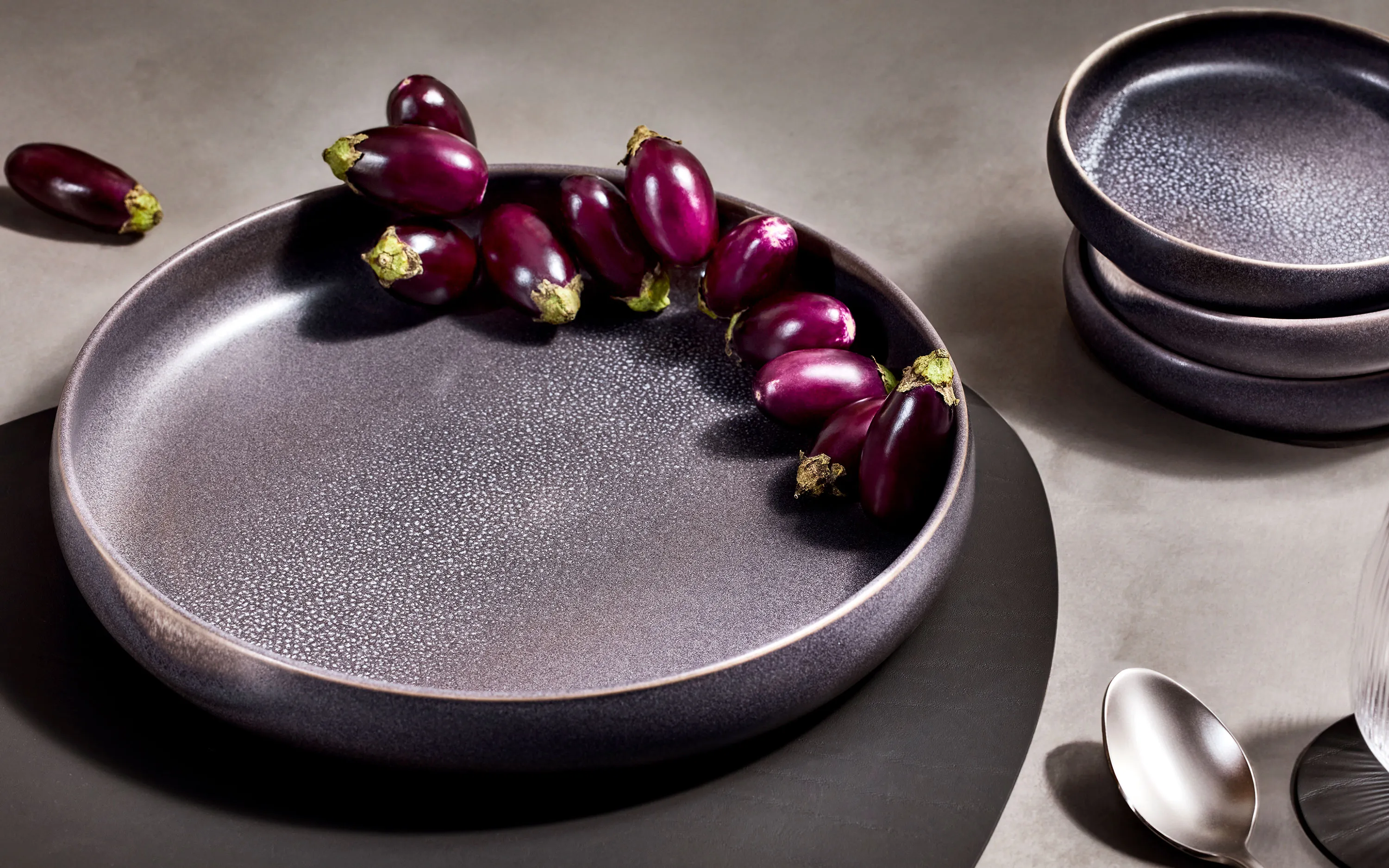 geschirr mit essen und besteck